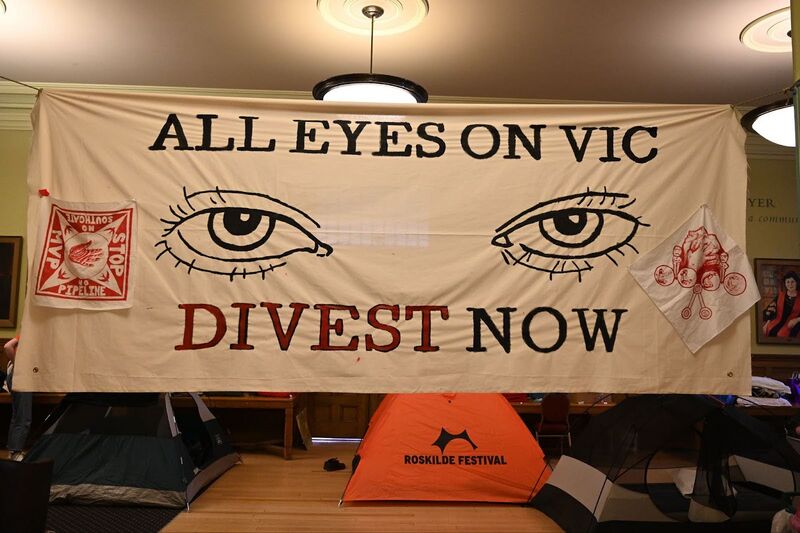 File:All eyes on vic.jpg